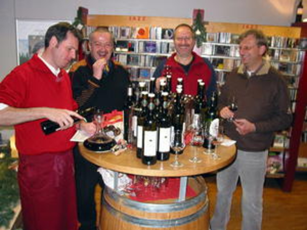 Bringen CDs und Wein zusammen (v.l.n.r.): Weinbauer Heinfried Strauch, {mlbipers.3182.Gottfried Brückner|U|T} und Volker Dueck (beide SunnyMoon) mit Filialleiter Helge Riemer
