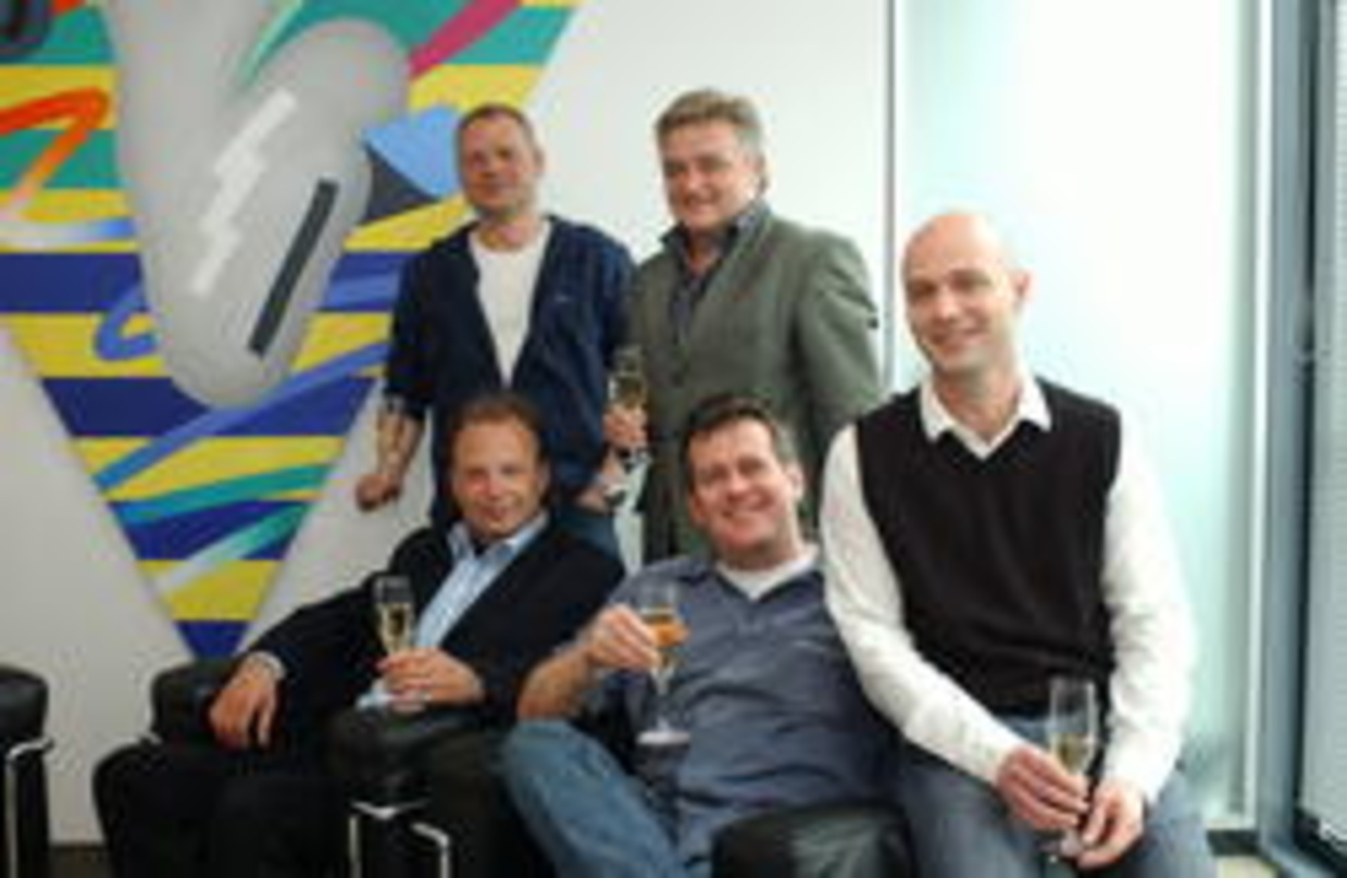 Einigten sich (hinten): Rechtsanwalt Carsten Bartholl (l., Kanzlei Lichte) und Weller sowie (vorn, v.l.n.r.) Besser, Ries und Patrick Strauch (General Manager Sony/ATV)