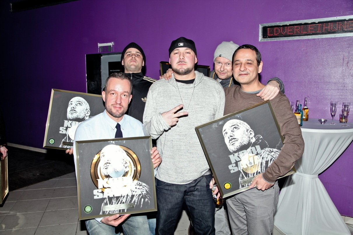 Feierten die Übergabe: Kool Savas und sein Team||Feierten die Übergabe (von links): David Laube (Geschäftsführer Essah Entertainment & Management Kool Savas), Holger Schneider (Groove Atta...
