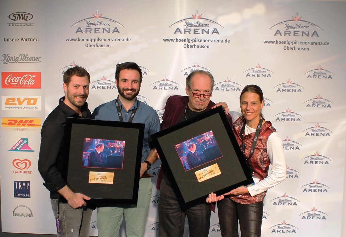 Bei der Zeremonie (von links): Dave Keller (Semmel Concerts), Florian Wels (König-Pilsener-Arena), Hans Zimmer und Daniela Stork (König-Pilsener-Arena)