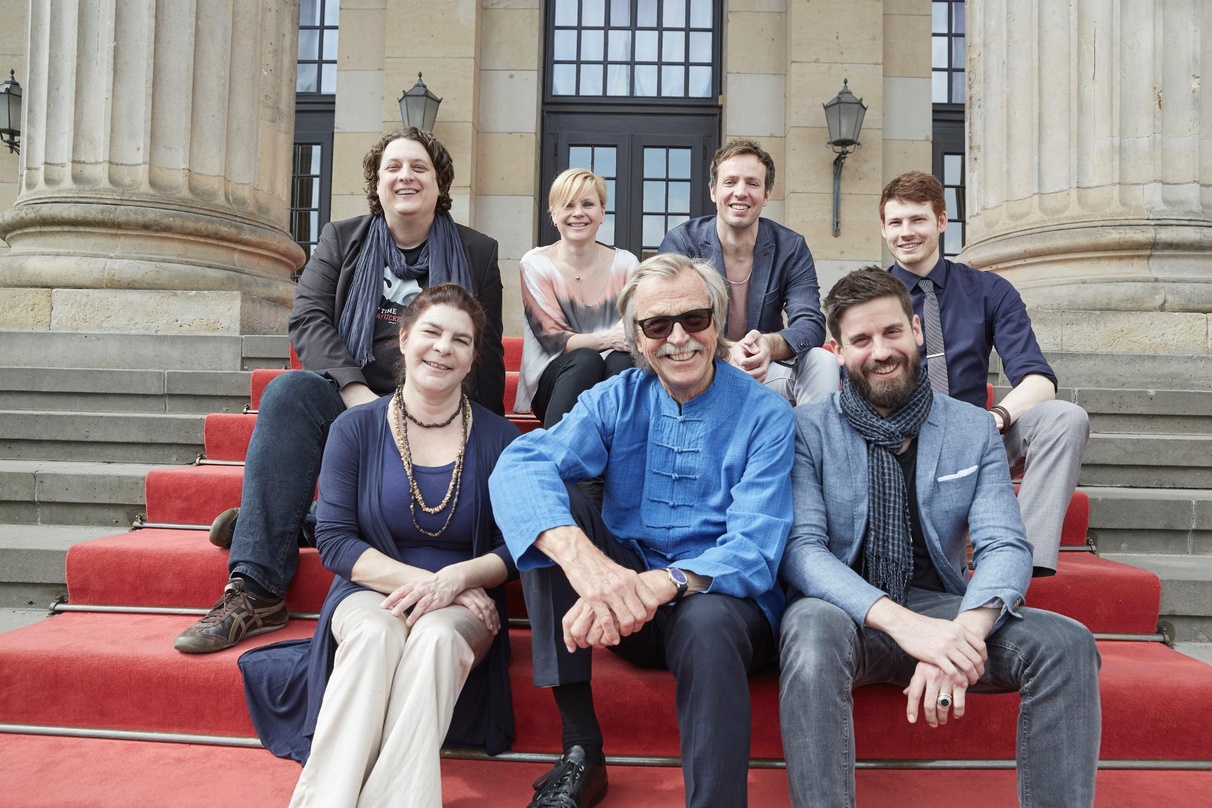 Auf den Stufen des Konzerthauses in Berlin: Das ACT-Team mit (vorn, von links) Petra Deka, Siggi Loch und Andreas Brandis sowie (hinten, von links) Michael Gottfried, Katja Rothe, Marco Os...