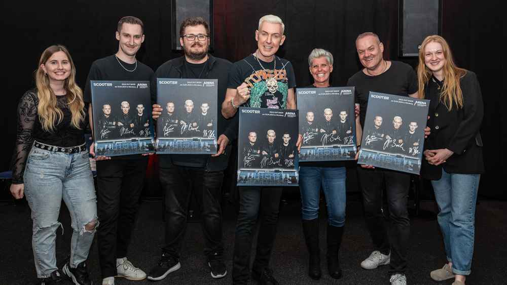 0b2d281d b27e 4ff1 ba84 90aaf2af50e8 Posieren gemeinsam (von links): Selina Lunz (Nürnberger Versicherung) Marc Blou (Scooter), Michael Weisenberger (Argo Konzerte) H.P. Baxxter (Scooter), Martina Standecker (Arena Nürnberger...