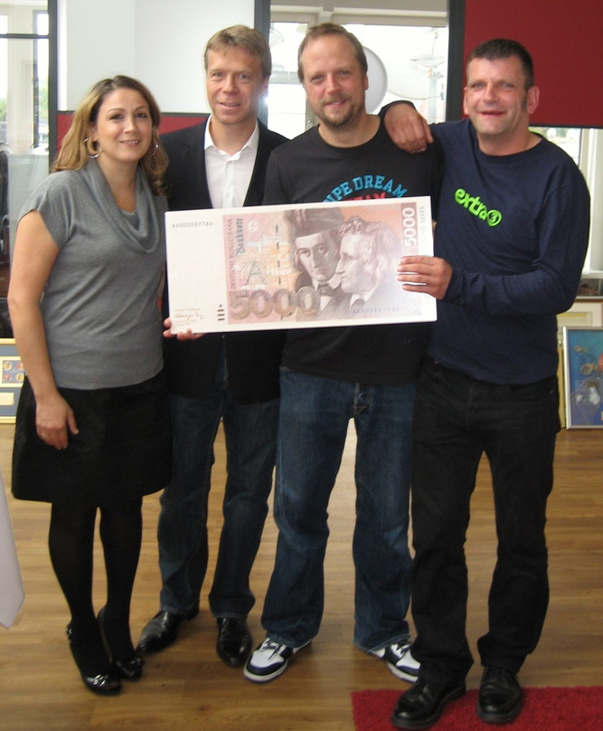 Feierten das 20-jährige Jubiläum der Fantastischen Vier mit einer Spende (v.l.n.r.): Bahar Tozman, Markus Hedke (Executive Vice President EMI Music Publishing Germany), Smudo und Jörn Menge