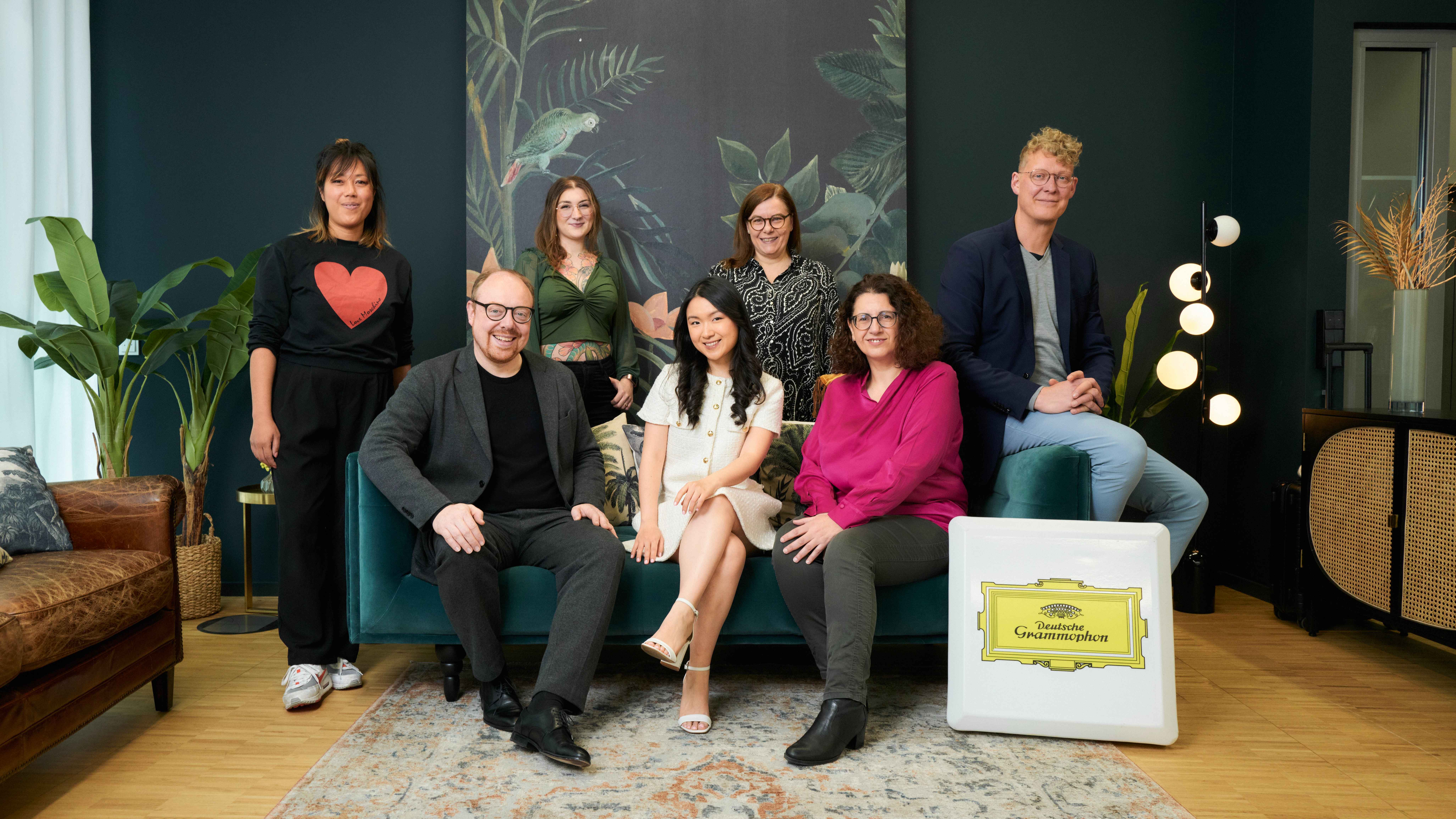 Trafen sich, um die Unterschrift zu feiern (von links): Nanja Oedi (Director Marketing New Repertoire Deutsche Grammophon), Clemens Trautmann (President Deutsche Grammophon), Lina Matschin...
