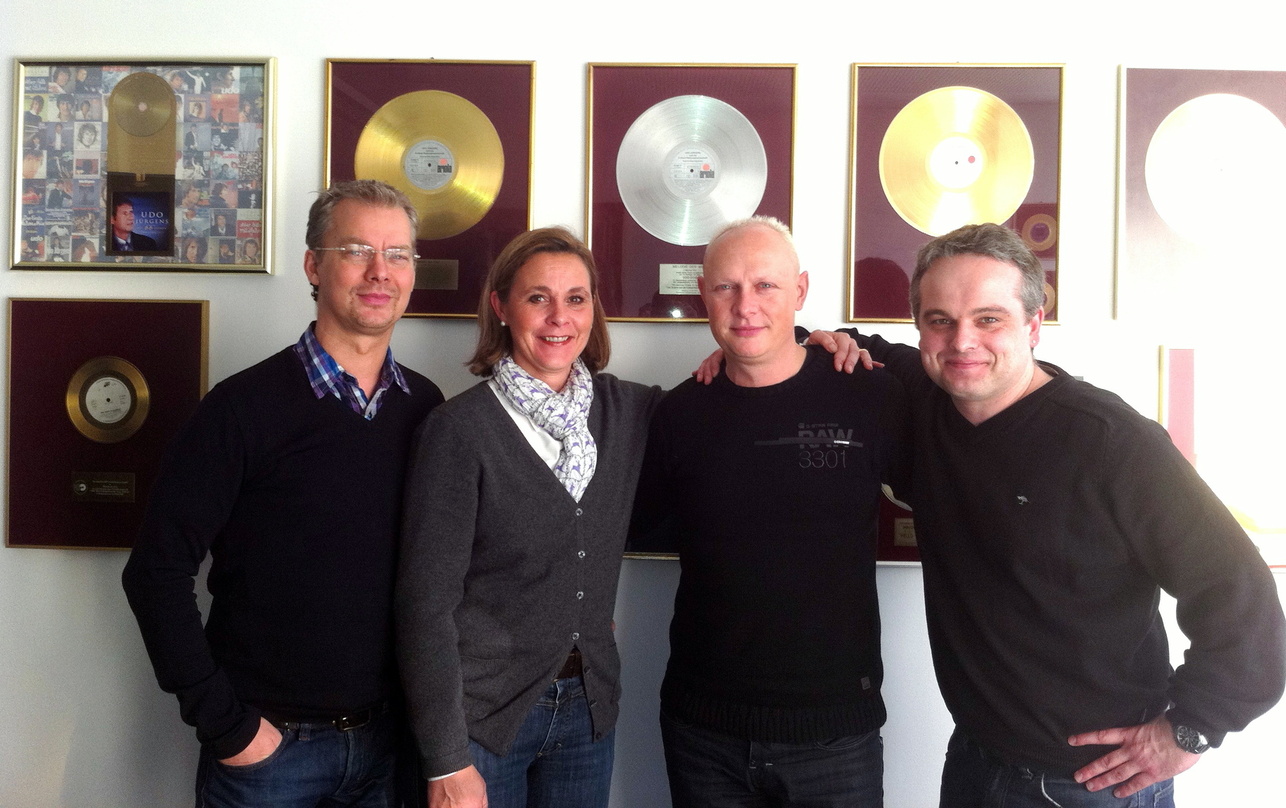 Bei der Vertragsunterzeichnung (v.l.n.r.): Ingo Politz (Valicon), Pamela Georgi (Geschäftsführerin MdW), Bernd Wendlandt (Valicon) und John Ruhrmann (A&R Manager MdW)