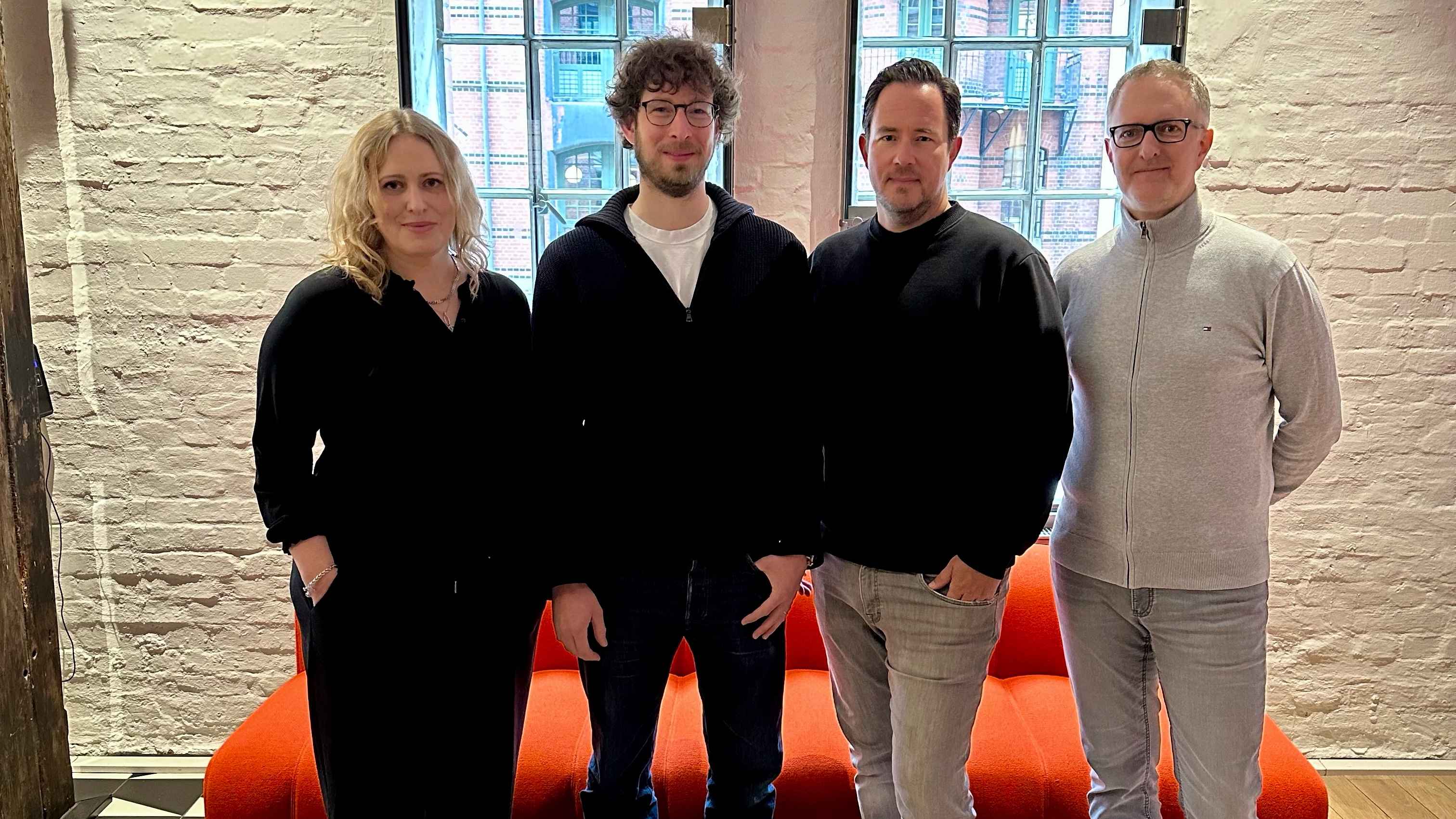 0b4c9d2e c9cb 4dba bc6f 8c3ff7318bd7 Neue Hamburger Verbindung: ADA/Warner Music mit Larissa Lueters (links) und Patrick Henschen (rechts) sowie das Team des neuen Unternehmen The Pantry Music mit Henning Oppermann (2. von li...