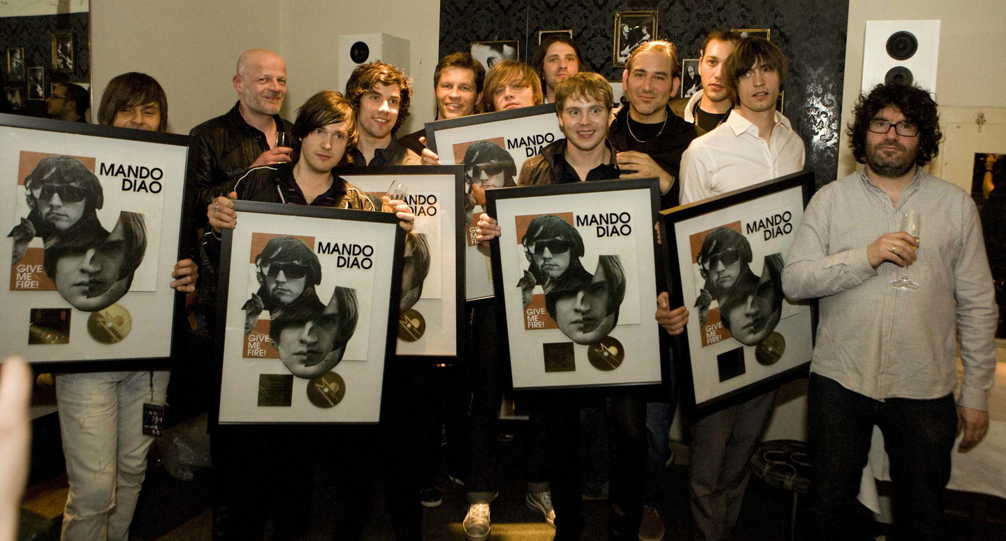Feierten Tourneeabschluss und Gold-Award: Universal und Mando Diao||Nach dem Konzert stießen Label und Band auf den Edelmetallerfolg an: (v.l.n.r.): Bernd Harbauer (Product Manager Mando D...