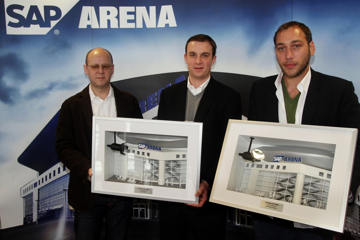 Bei der Übergabe (v.l.n.r.): Matthias Mantel, Daniel Hopp und André Lieberberg