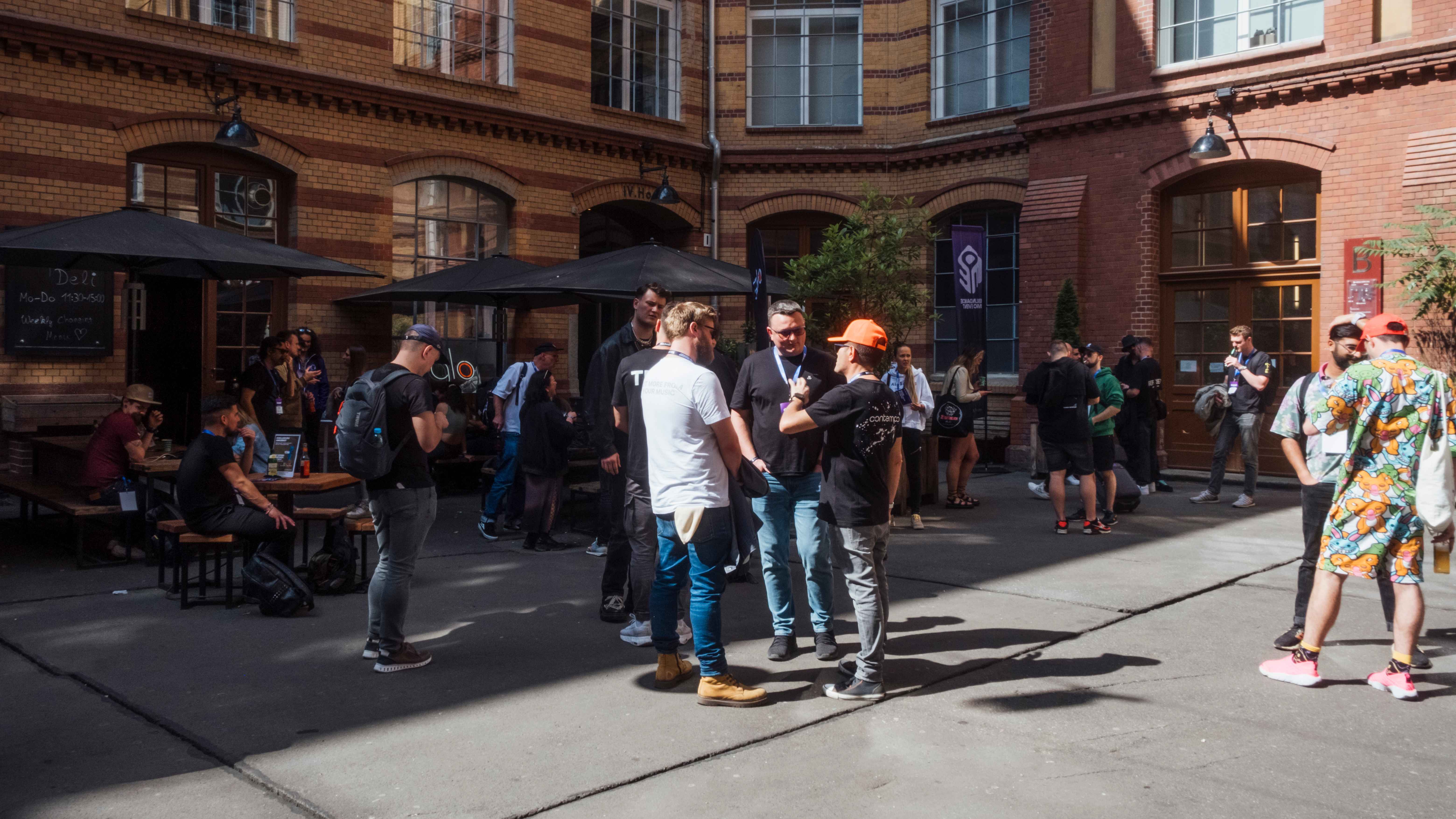 Steigt wieder im Ritter Butzke: die Konferenz des Berlin Dance Music Event, hier Netzwerken im Innenhof bei der Ausgabe 2024..