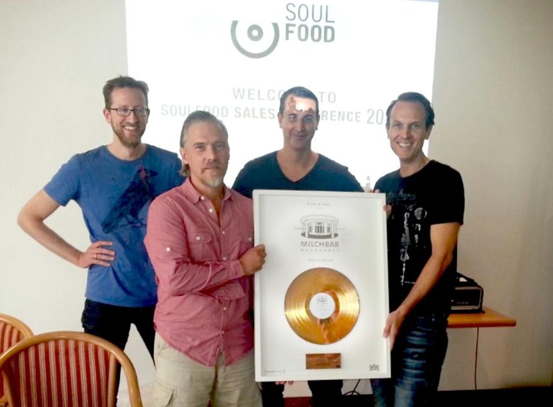 Bei der Awardübergabe (von links): Andreas Kaufhold (Soundcolours), Stefan Ahrens, Jaspa Jones und Piet Blank (beide Soundcolours)