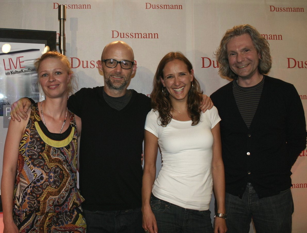 Im Kulturkaufhaus mit dabei (v.l.n.r.): Heike Volz (Produktmanagement Embassy of Music), Moby, Franziska Teschendorf (Veranstaltungsmanagerin) und Hannes Kraus (Hauptabteilungsleiter Musik...