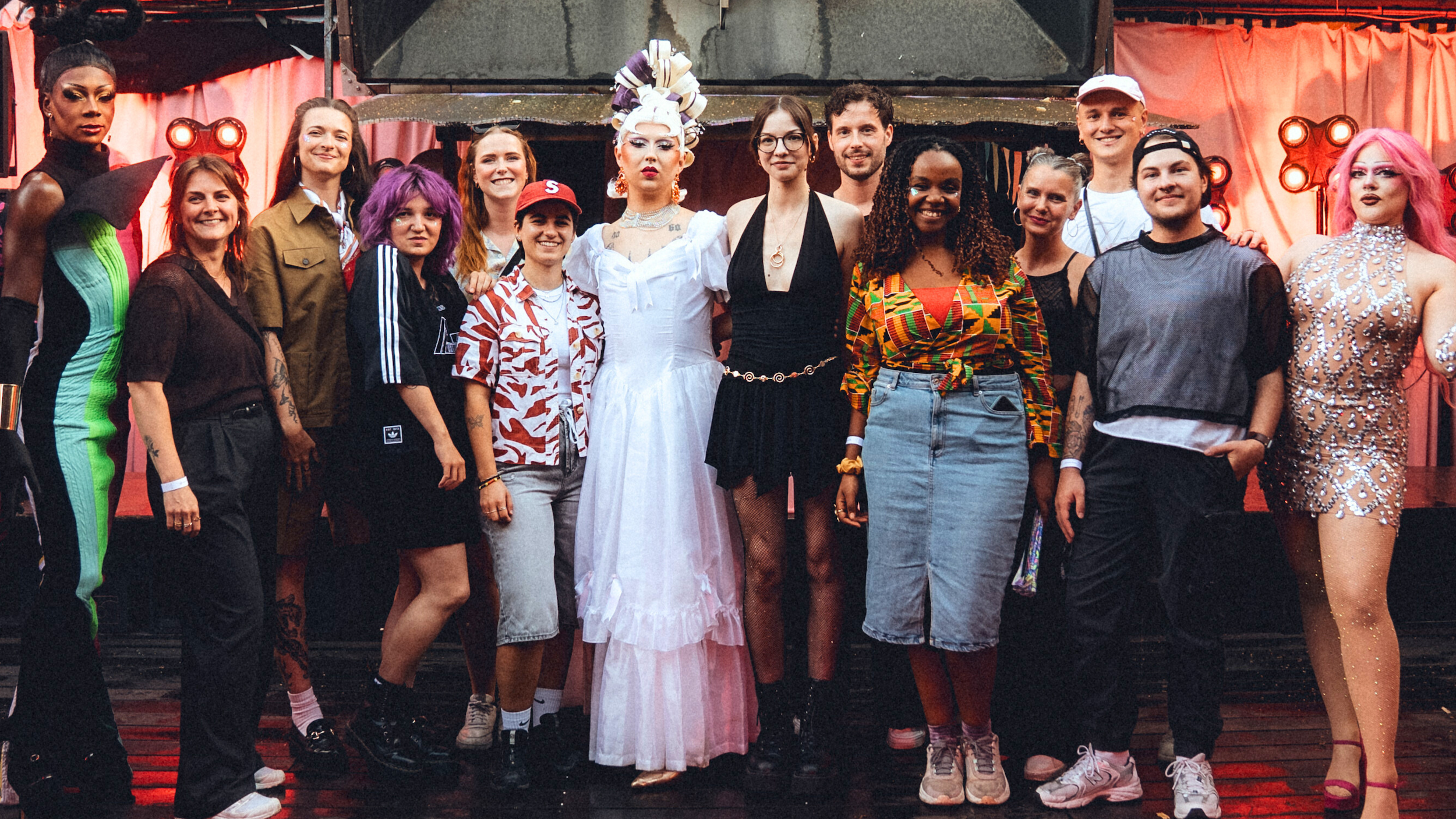 Am Feiern (von links): Drag Queen Sasha Glam, Viktoria Walter (Senior Marketing Manager Catalog), Sophia Fenslau (Junior Marketing Manager Catalog), Linda Pannhausen (Junior People Experie...