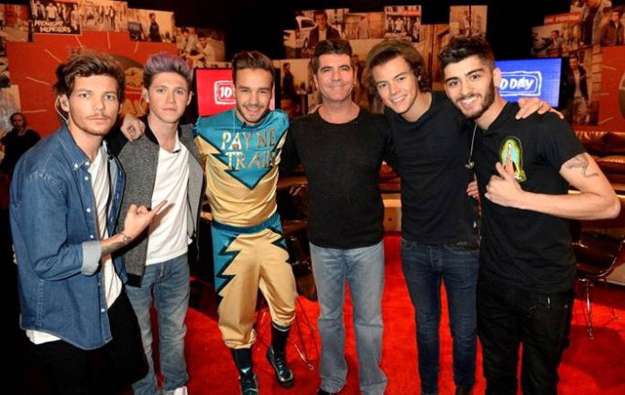 Hatten Spaß am "1D Day": One Direction mit Castingshow-"Papst" Simon Cowell (3. von rechts)