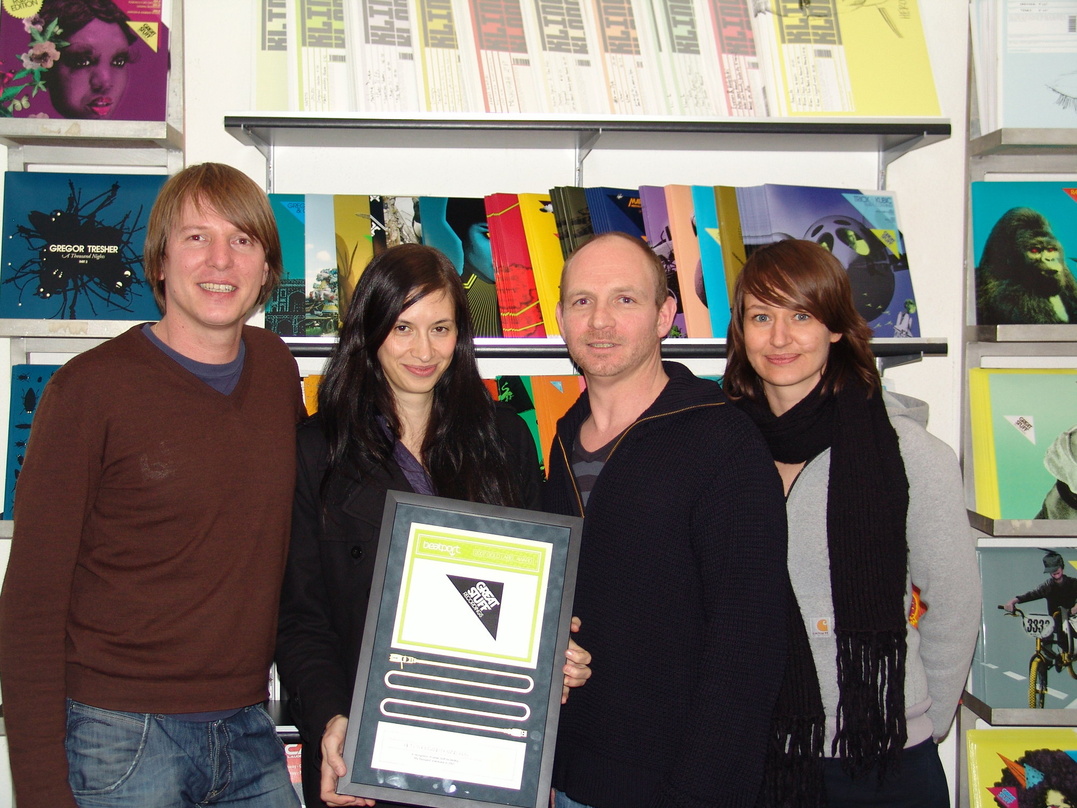 Bei der Preisverleihung im Büro von Great Stuff (v.l.n.r.): Rainer Weichhold, Noura Labbani, Great-Stuff-Chef Erik May und Agi Czumbil (Produktmanagement Great Stuff)