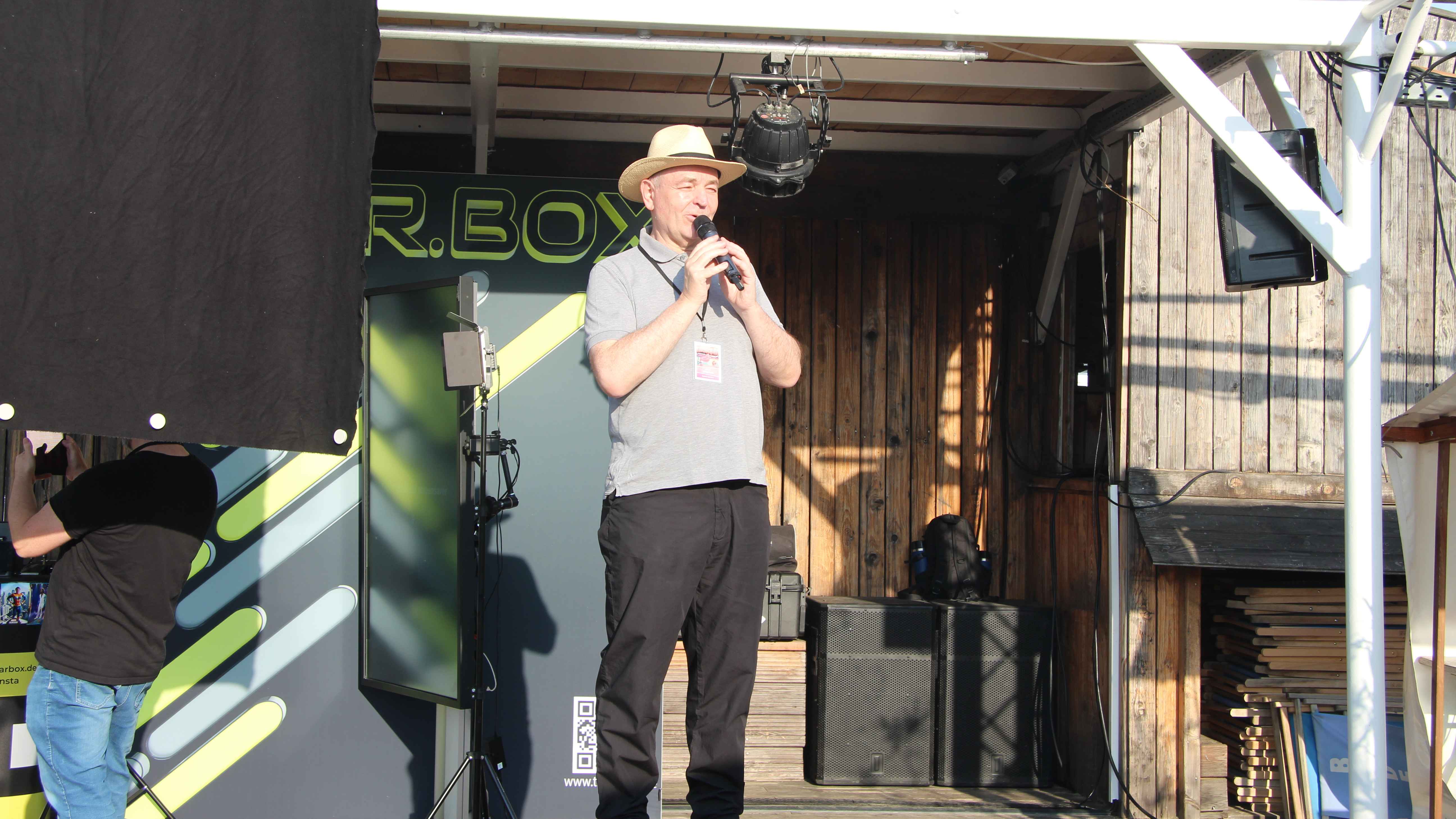 Begrüßte die gut 800 Gäste des Semmel Sommerfests traditionell mit einer kleinen Ansprache: Gastegeber Dieter Semmelmann.mit seiner trad