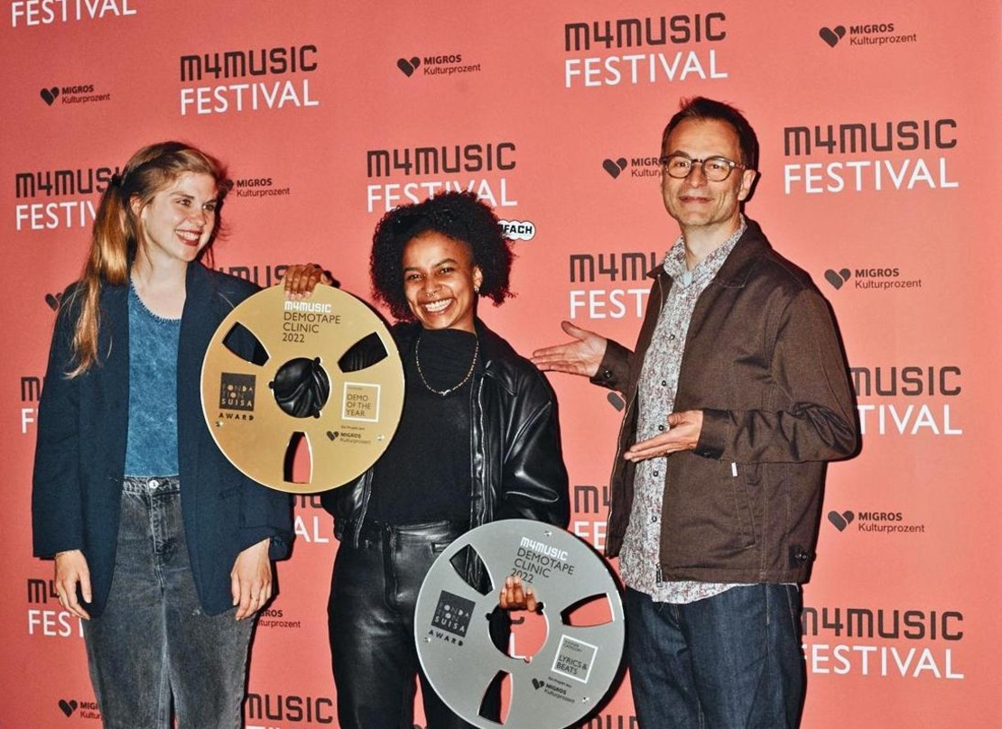 Bei der Verleihung der Demotape-Awards (von links): Jennifer Jans (Bereichsleiterin der m4music Demotape Clinic), Demotape-Gewinnerin Soukey und Philipp Schnyder