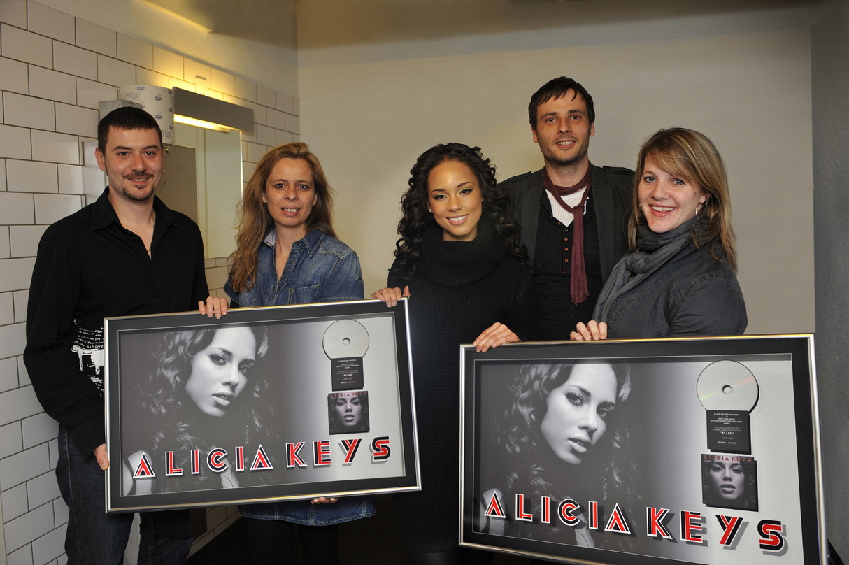 Empfing Platin in Zürich: Alicia Keys (M.) mit ihrem Schweizer Sony-BMG-Team||Goldiger Empfang in Zürich (v.l.n.r.): Maurizio Dottore (Label Manager), Julie Born (Marketing Director), Alic...