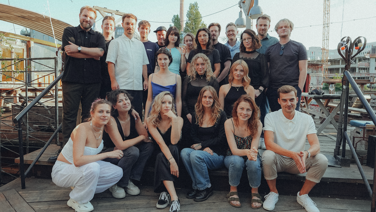 Hat große Pläne mit dem neuen Label und den ersten fünf Signings: das Team Neubau um die drei Geschäftsführer Jasper Niebuhr (hinten, 1. von links), Julian Butz (hinten 2. von rechts) und ...