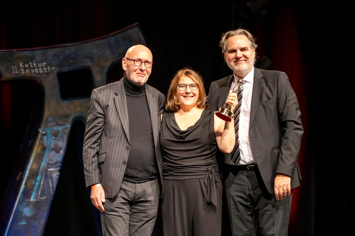 Bei der Verleihung des Europäischen Kulturmarken Awards in Essen (von links): Ulrich Beckerhoff als einer der beiden künstlerischen Leiter der jazzahead! und Projektleiterin Sybille Kornit...