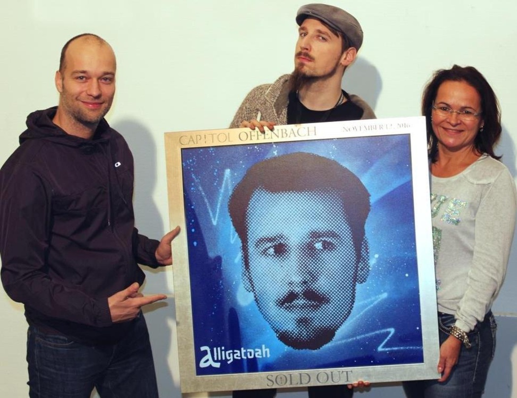 Bei der Preisübergabe (von links): Marcus Dörr (artmos4), Alligatoah und Birgit von Hellborn (Capitol Theater)