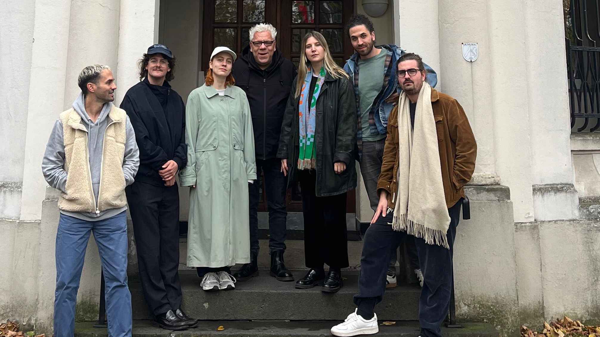 Unterschrieben die Verträge in Düsseldorf (von links): Nico Schulthess (Management), Lukas Kuprecht, Sarina Schmid (beide Band), Stefan Strüver (PIAS Germany), Jorina Stamm, Simon Boss und...