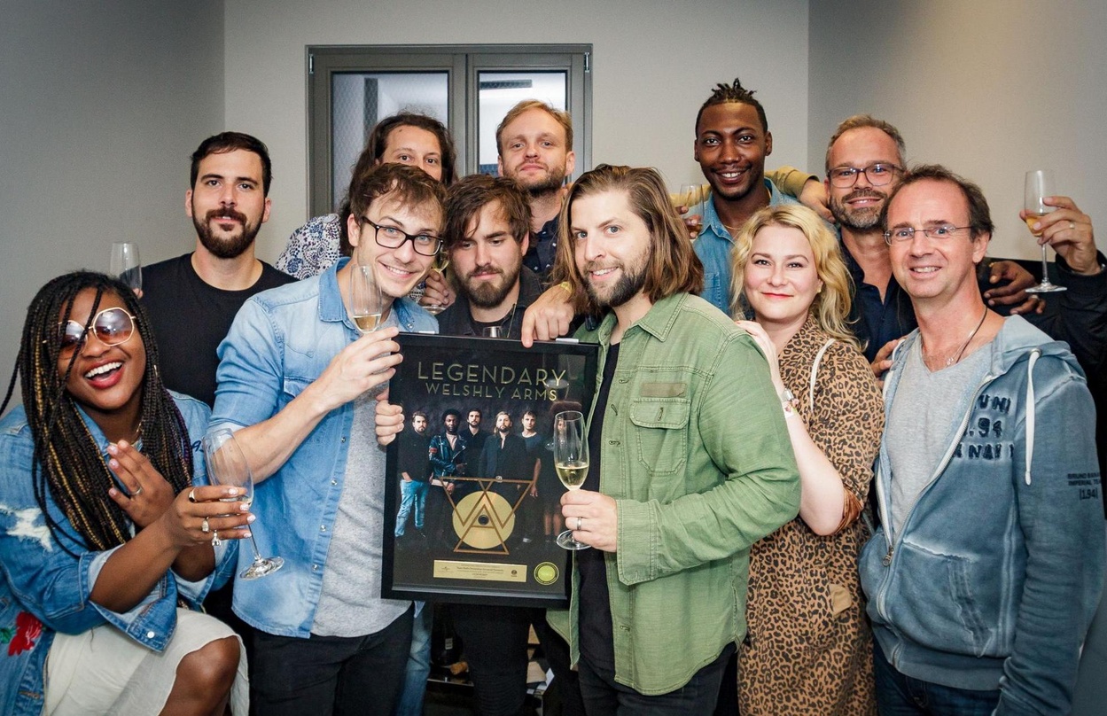 Feierten in Berlin (vorn, von links): Brianne Bryant, Jimmy Weaver, Mickey Gould, Sam Getz (alle Welshly Arms), Steffi Liebenow (Senior Product Manager Vertigo) und Daniel Pöhlke (Senior M...