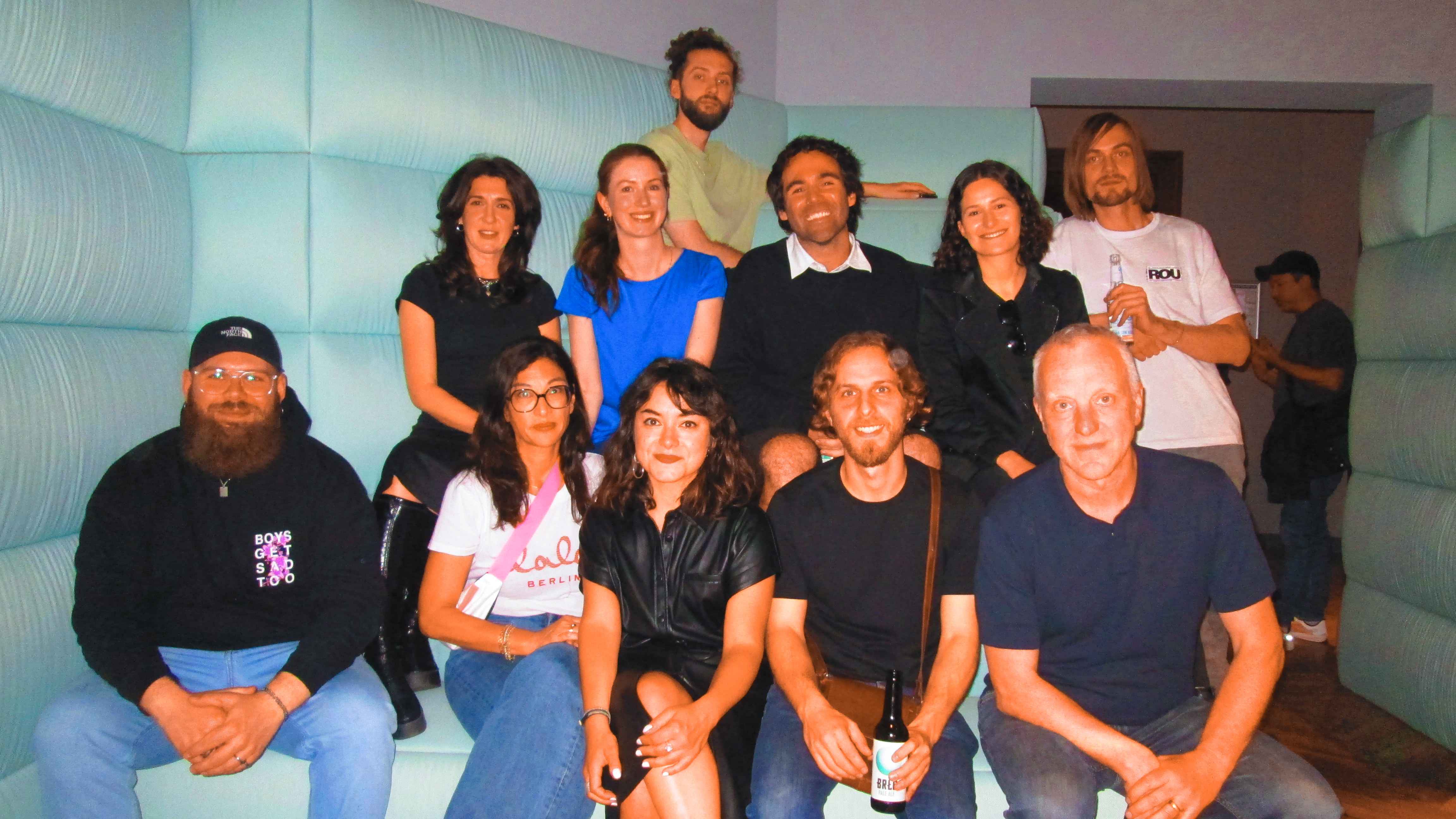 Kamen zu dem Release-Event zur EP: Oben steht Jakob Hegner (Schlagzeuger Riverside Studios). Darunter sitzen (von links): Moreton (Vocals / Co-Writer), Paula Emilia Huppertz (Head of PR GS...