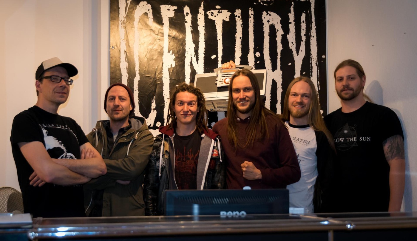 Bei der Vertragsunterzeichnung (von links): Jens Prüter (Head Of A&R Century Media Europe), Jan Hoffmann (Berater Century Media Europe), Simon Mengs, Manuel Glatter, Fabian Hildebrandt (al...