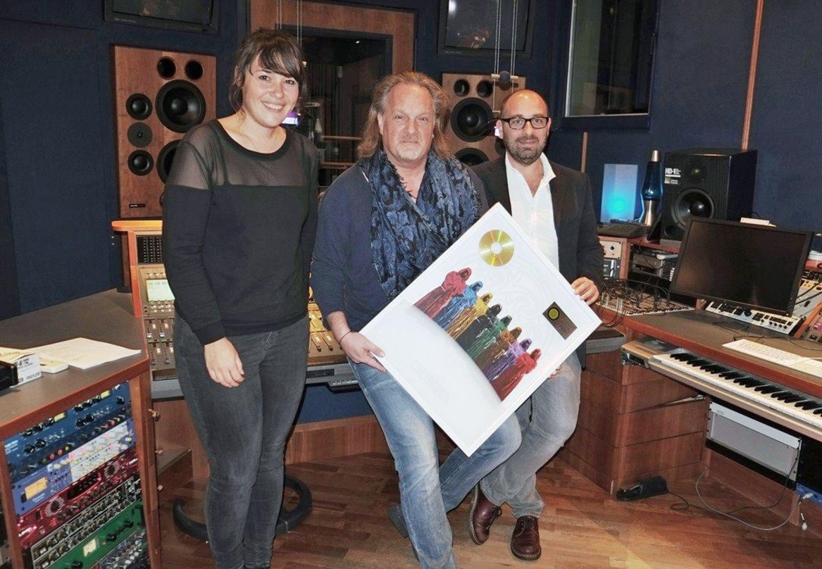 Bei der Goldverleihung (v.l.n.r.): Isabelle Albrecht (Senior Product Manager earMusic), Frank Peterson (Gregorian) und Max Vaccaro (General Manager earMusic)