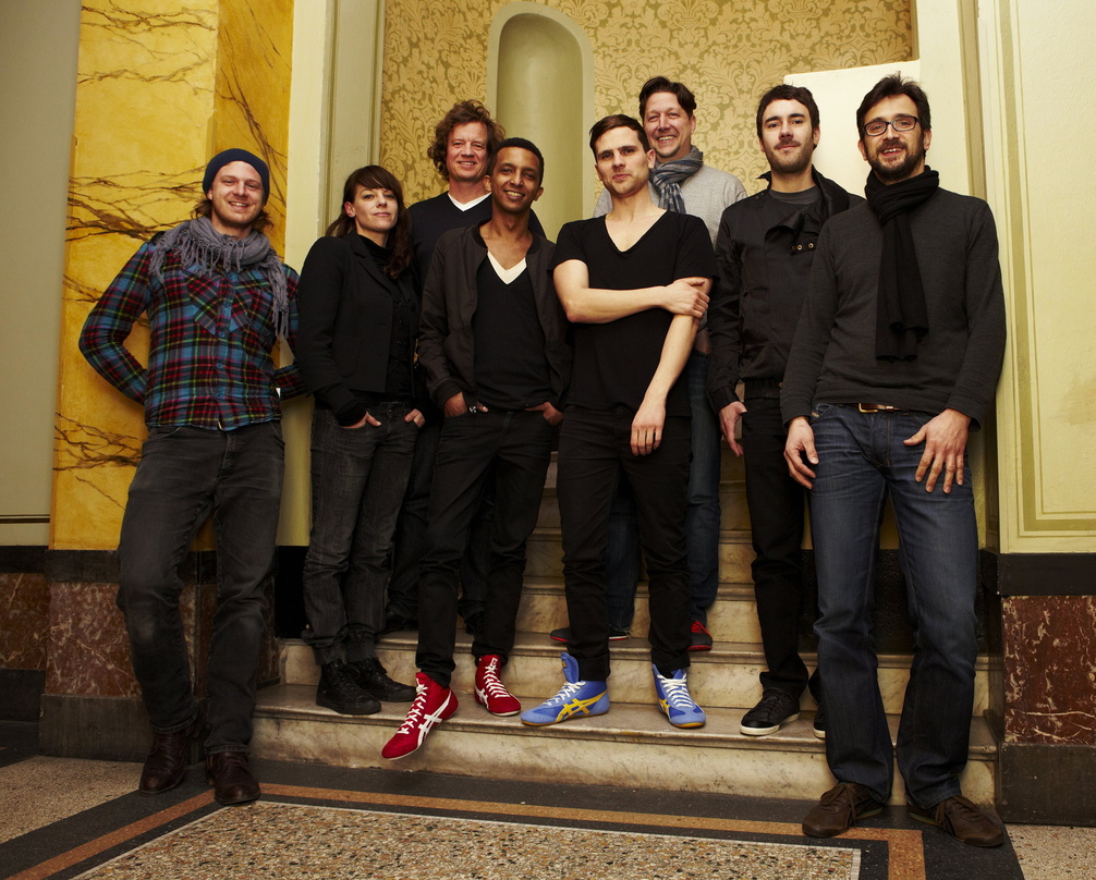 Machten die Zusammenarbeit perfekt (v.l.n.r.): Ben Van Skyhawk, Patricia Weil, Andreas Lichtenhahn, Sam Embaye, Daniel Eisenlohr, Hannes Hoffmeister, Daniel Kminek und Reinhardt Grahl