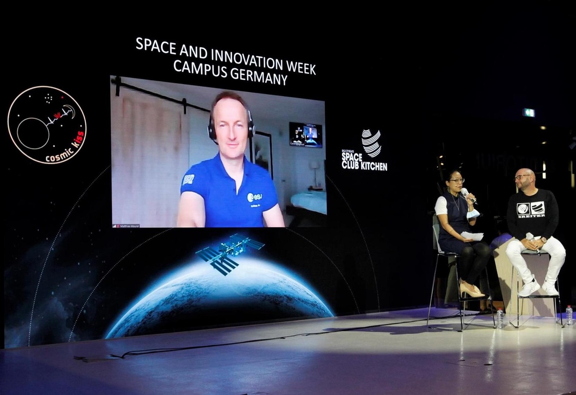 Bei der Space and Innovation Week im Deutschen Pavillon in Dubai: ESA-Astronaut Matthias Maurer (links) im Interview mit Moderatorin Helen Tung und Bernd Breiter (CEO BigCityBeats)