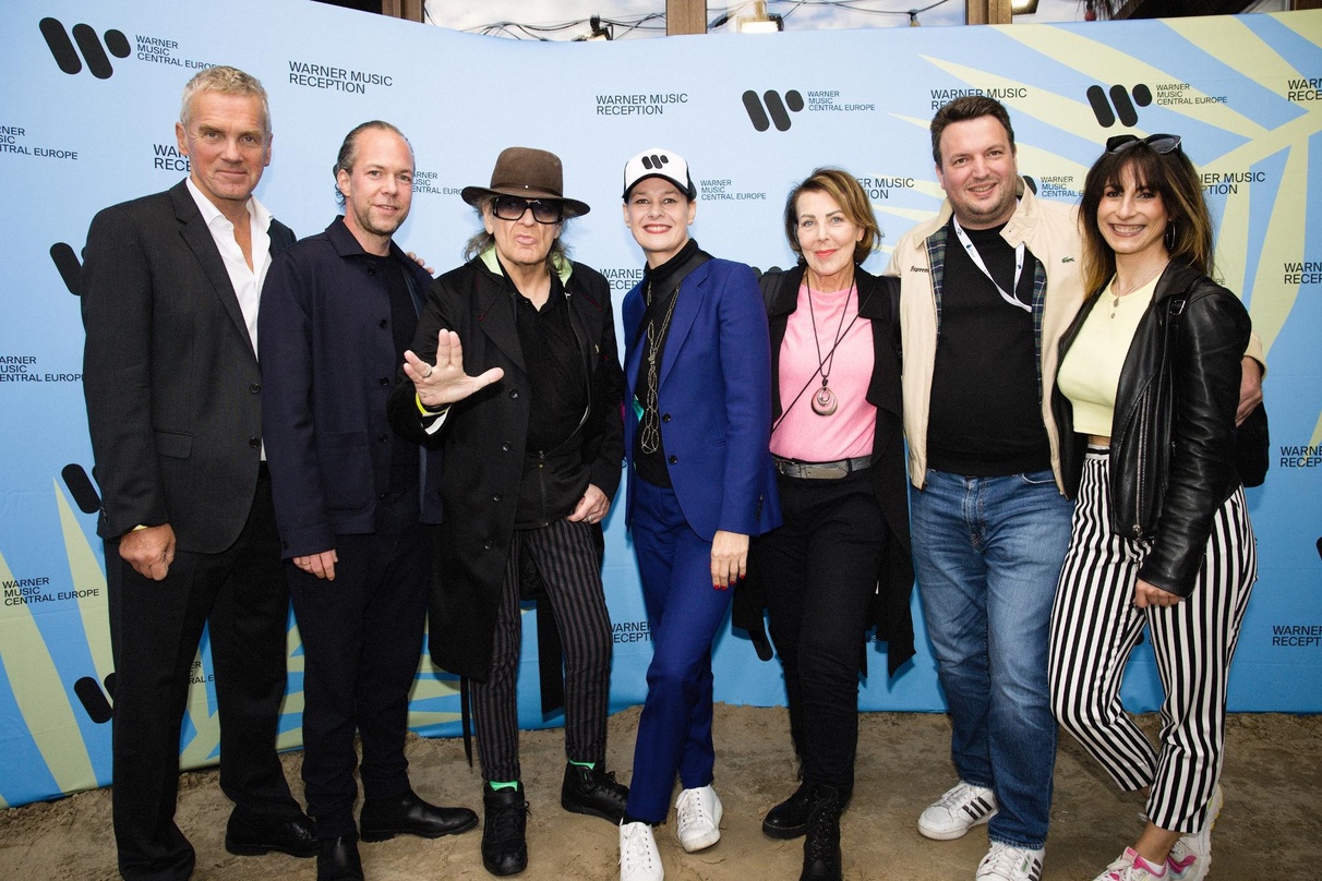 Enterten den Strand Pauli bei der Warner Music Reception zum Reeperbahn Festival (von links): Torsten Siefert (Kanzlei Kiso Siefert Dropmann), Fabian Drebes (Warner Music), Udo Lindenberg,...