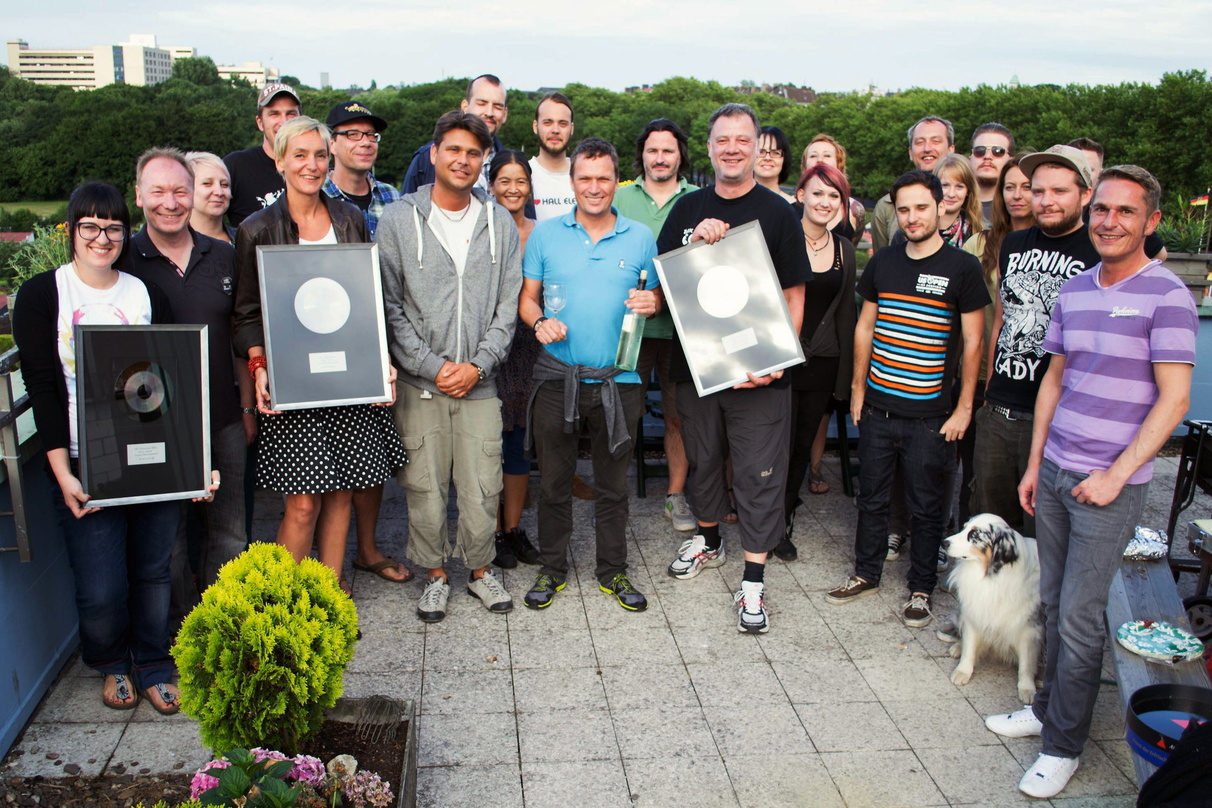 Beim Grillfest fröhlich vereint: die Teams von arvato und Century Media