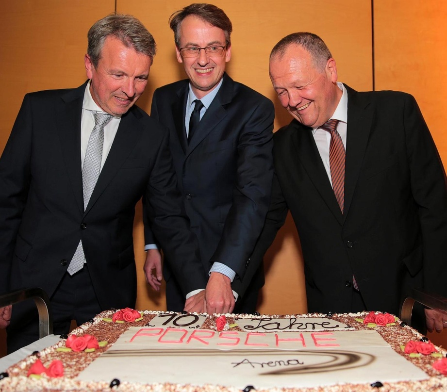 Beim Anstich der Jubiläumstorte (von links): Andreas Kroll, Bürgermeister Michael Föll und Martin Rau