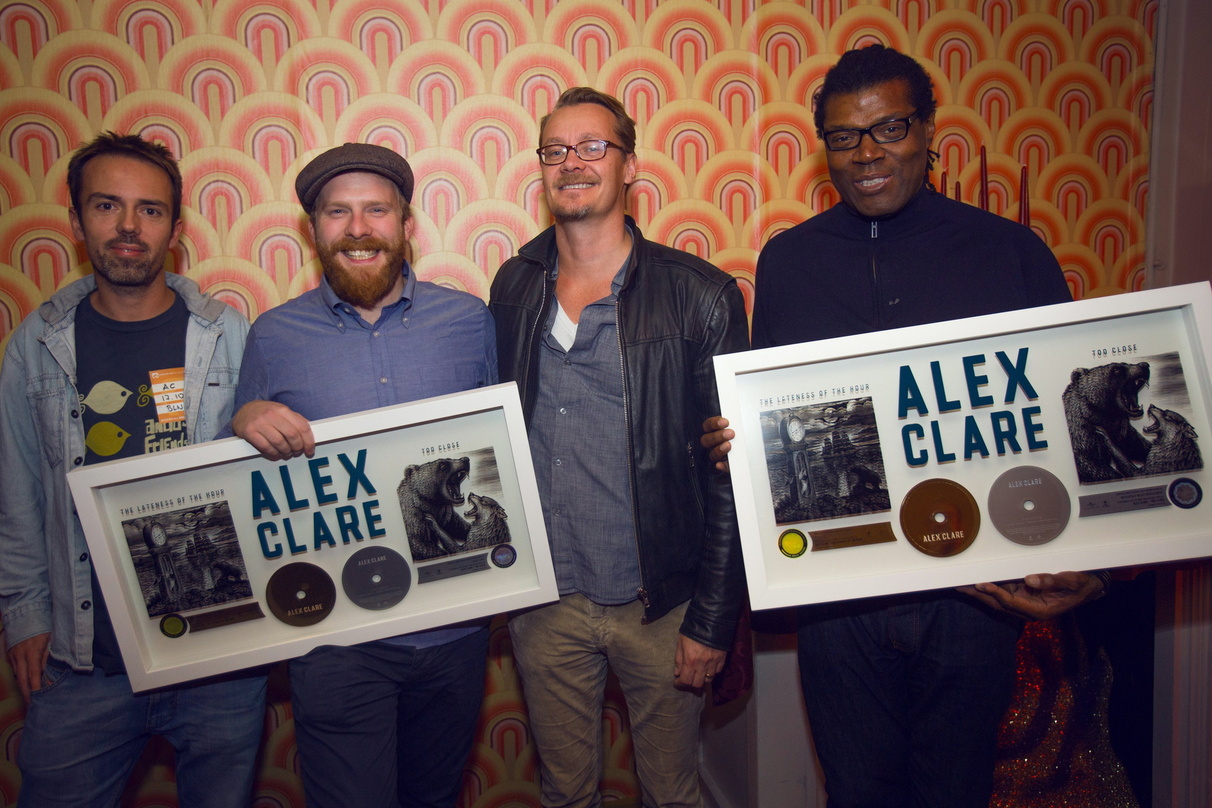 Im Astra Kulturhaus: Alex Clare (zweiter von links) mit seinem Universal-Team