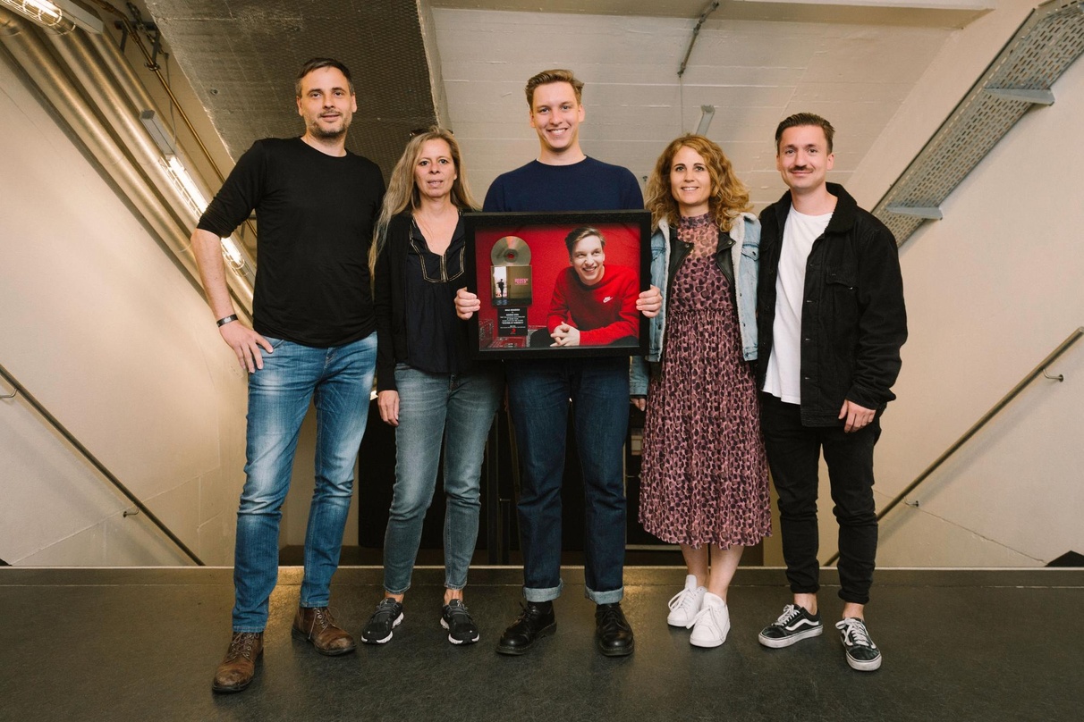 Feierten Gold in Zürich (von links): Beat Milter, Julie Born, George Ezra, Anja Küng und Lukas Ziegler