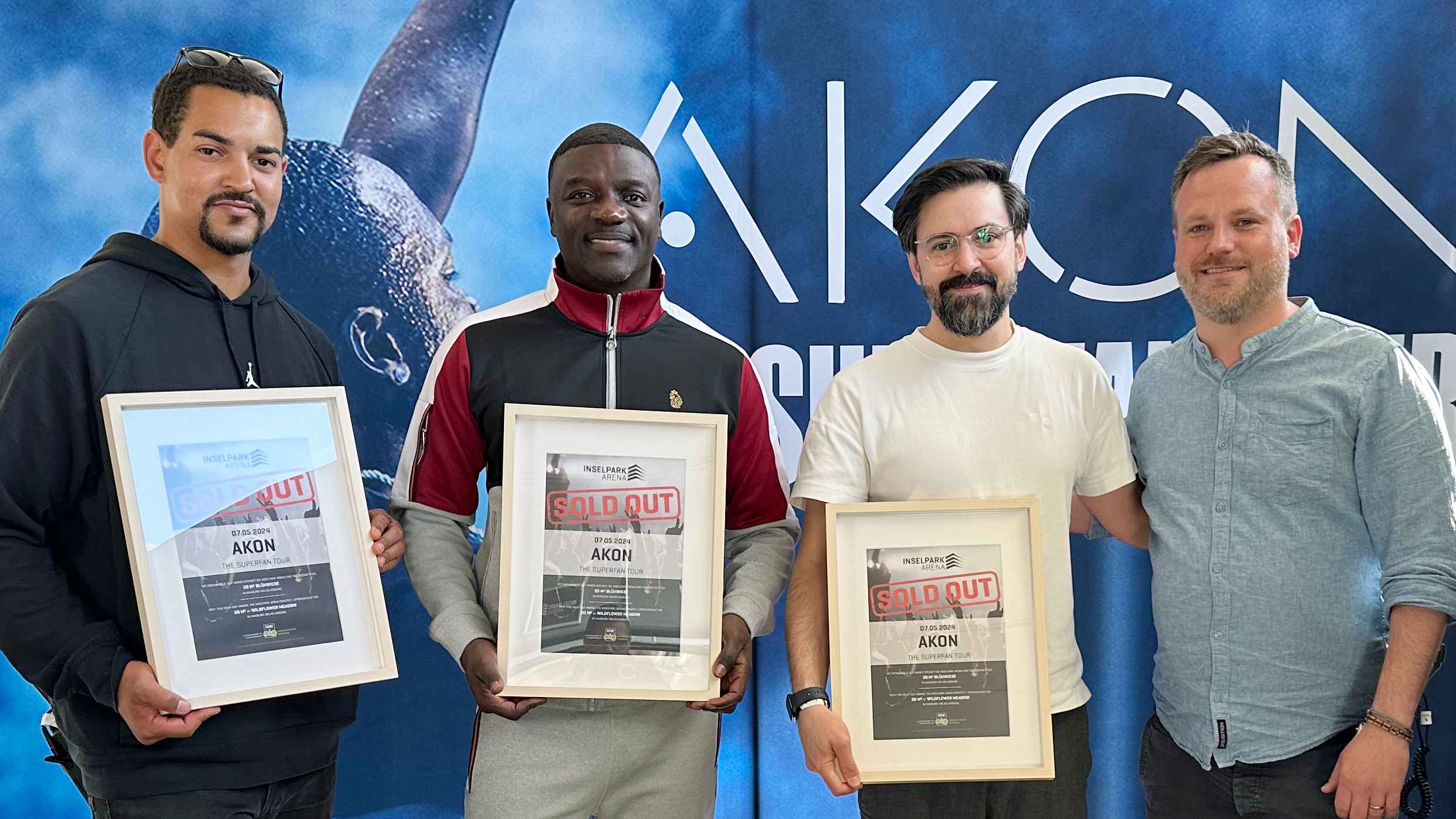 Feiert gemeinsam die Premiere des Sold-Out-Awards (von links): Godwin Abbey (Karsten Jahnke Konzertdirektion), Akon, Aram Khlief (Live Nation) und Nico Bein (Arena Management, Inselpark Ar...
