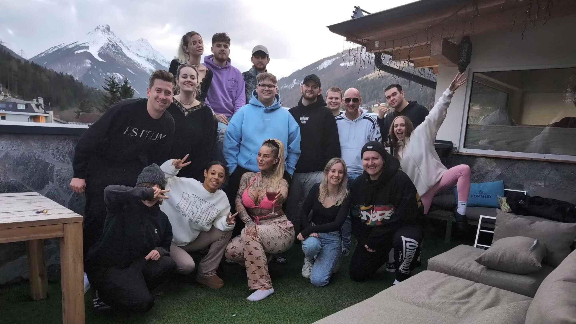 Trafen sich in den Alpen (hintere Reihe von links): Emily Fröhling, Eric Schumann und Iiven. Sowie (mittlere Reihe) DJ Robin, Malin Metten, Nikster, Christopher Schrader (Produzent von Noi...