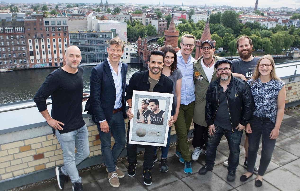 Feierten Platin über den Dächern von Berlin (von links): Dominik Hesse (Senior Director Digital Media Universal Music), Frank Briegmann (President Central Europe & Deutsche Grammophon & Un...