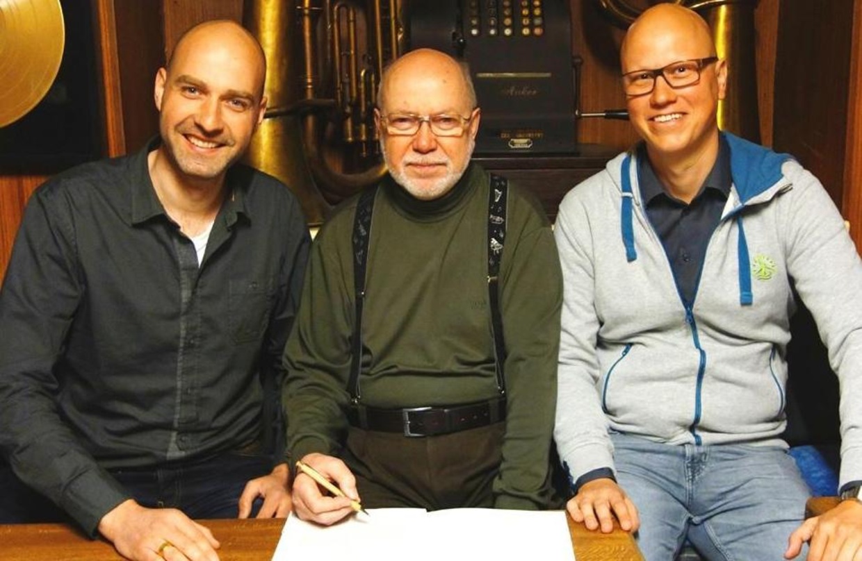 Besiegelten die Zusammenarbeit im Cotton Club (von links): Thore Debor, Dieter W. Roloff (Inhaber Cotton Club) und Olaf Altmann