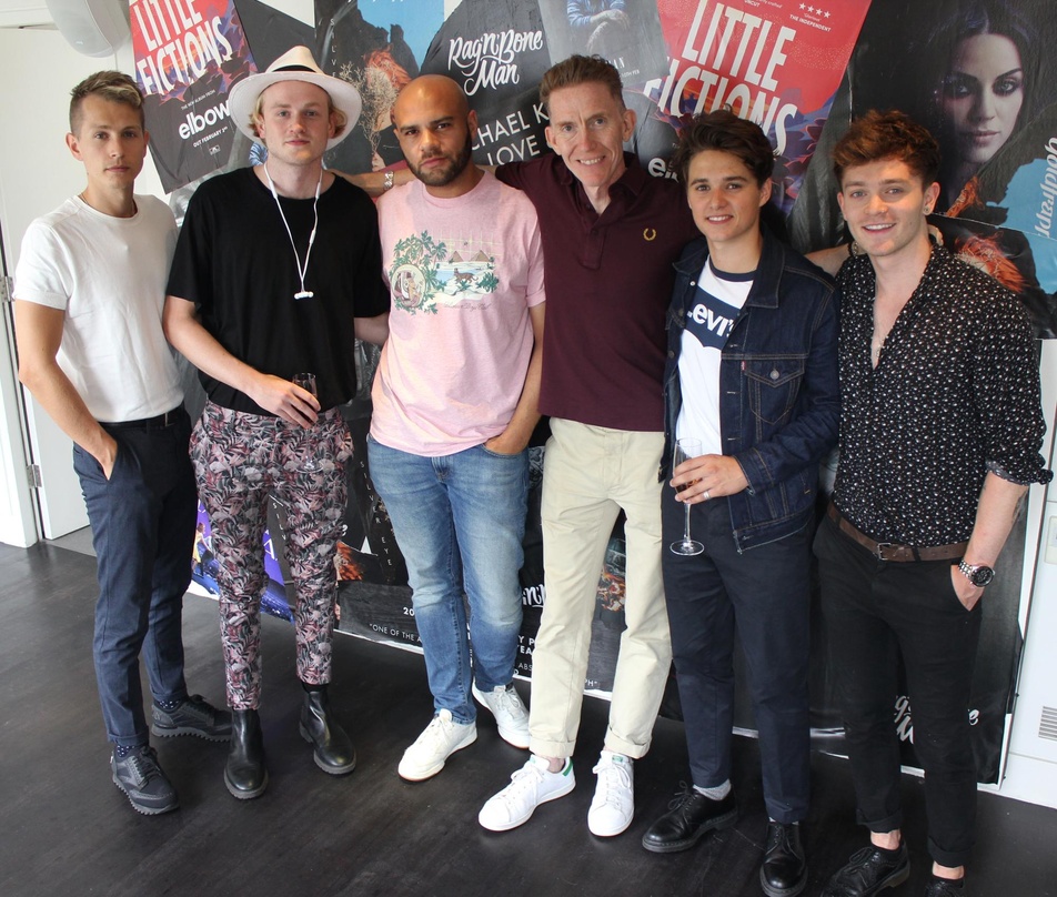 Im Rennen um die Spitze der Charts knapp geschlagen, dafür frisch mit einem Verlagsvertrag bei Warner/Chappell ausgestattet: das britische Quartett The Vamps mit Mike Smith (Managing Direc...