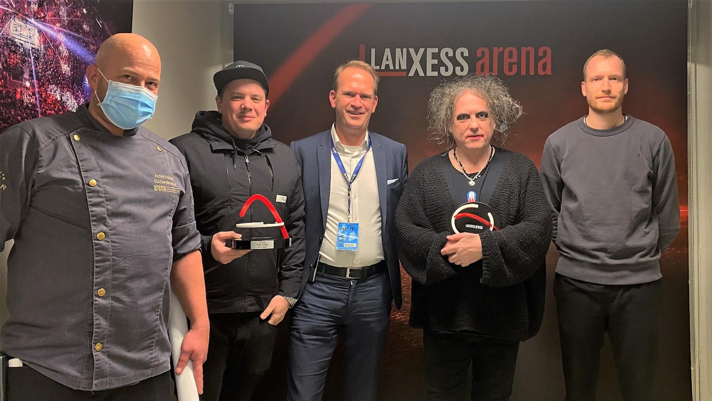 Bei der Übergabe (von links): Küchenchef und Cure-Fan Achim Honert, Nico Hamm (Concert Team NRW), Stefan Löcher (Arena Management), Robert Smith (The Cure) und Sönke Schal (Karsten Jahnke)