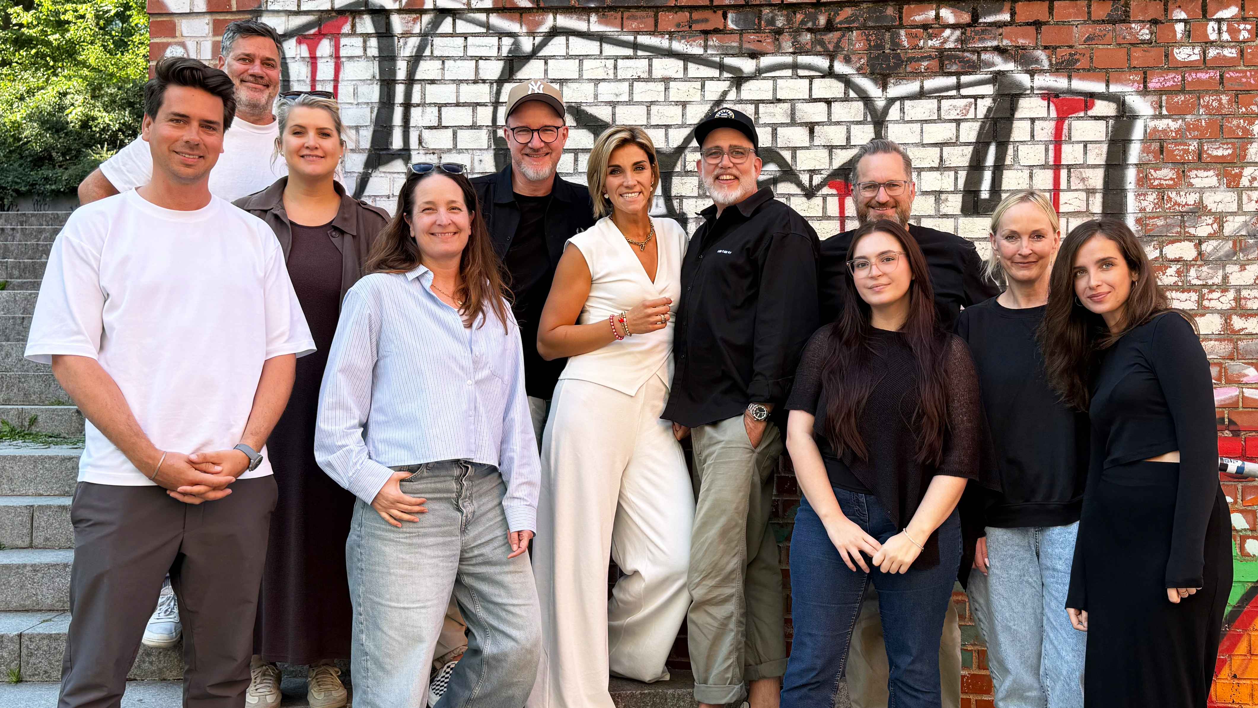 Bei der Vertragsunterzeichnung (von links): Julian Böhm (Head of Artist Management kanthak agency), Daniel Weiskopf (Head of Brand & Senior Product Manager Madizin Music), Romina Asani (A&...