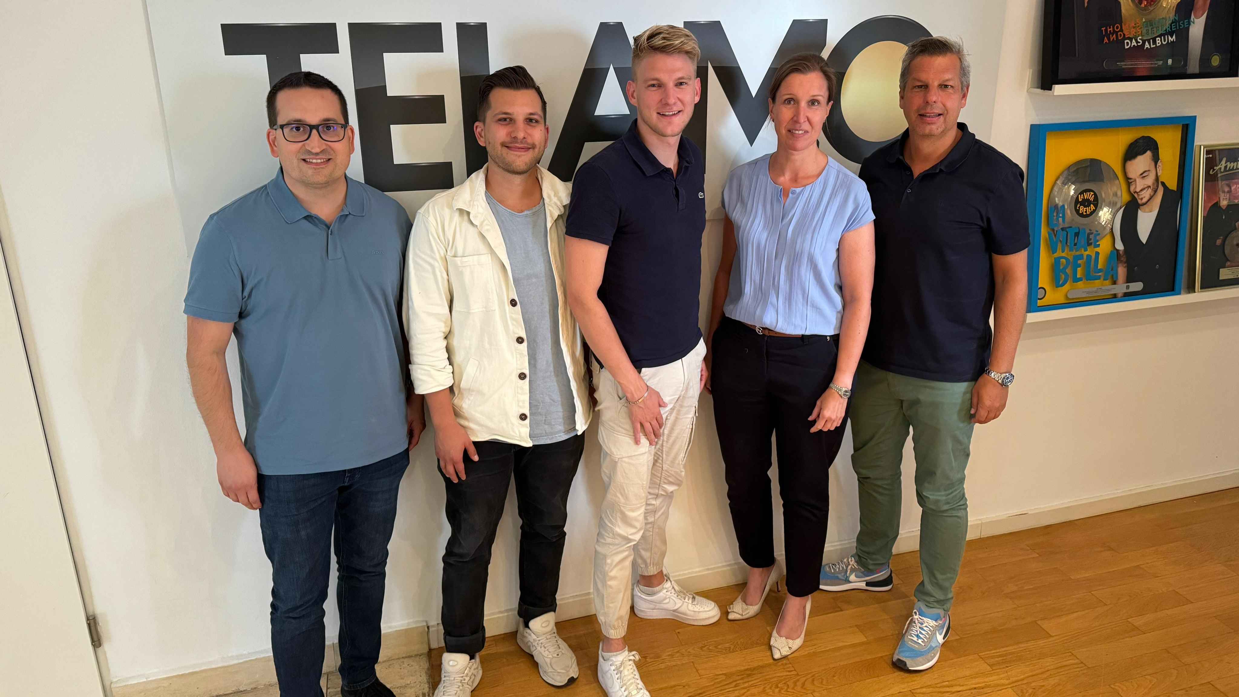 0d7827c2 449d 450b 8b93 5463999faa7a Arbeiten nun miteinander (von links): Moritz Andersen (Freestage Künstlermanagement), Max Rosenberg (A&R Manager Telamo), Robin Leon, Birte Goldbrunner (Senior Director Marketing & Promoti...
