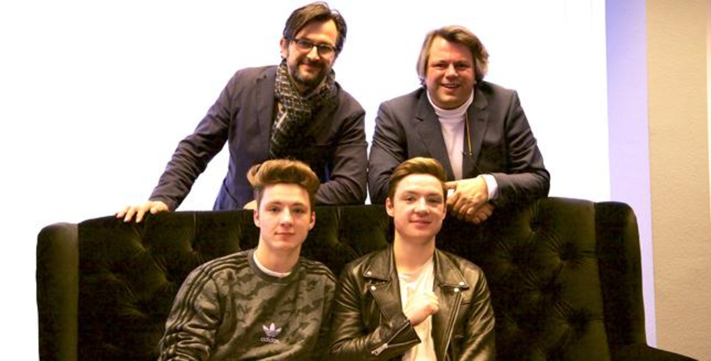 Machten die Zusammenarbeit perfekt (hinten): Reinhardt Grahl (Meistersinger; links) und Pascal C. Ammann (Rechtsanwalt der Lochis) sowie (vorn) Roman Lochmann (links) und Heiko Lochmann al...
