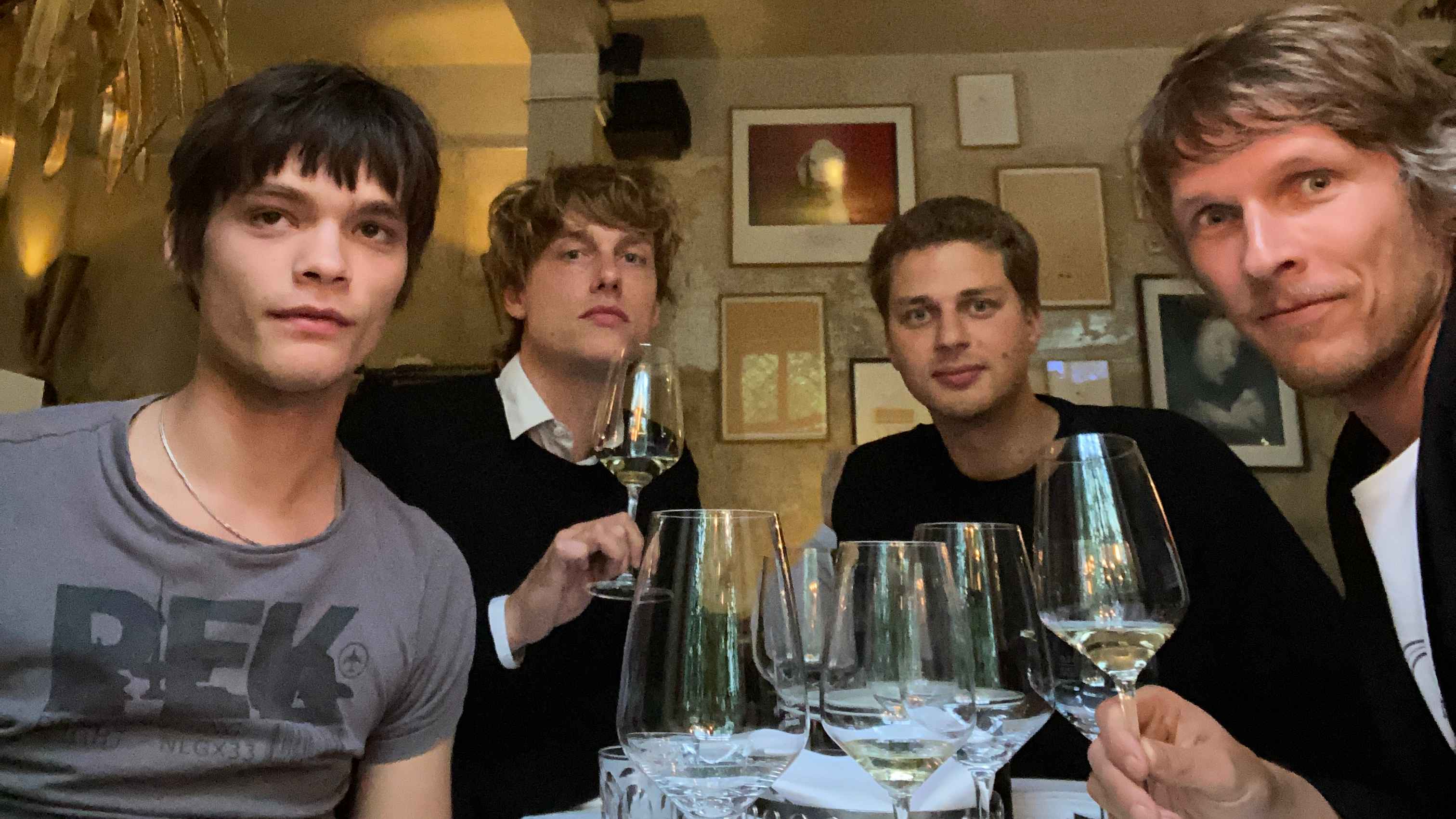 Besiegelten die Zusammenarbeit bei einem Glas Wein (von links): Donkey Kid, Tammo Kasper (Euphorie), Hannes Kuhr (Euphorie) und Christian Goebel (Motor Songs).
