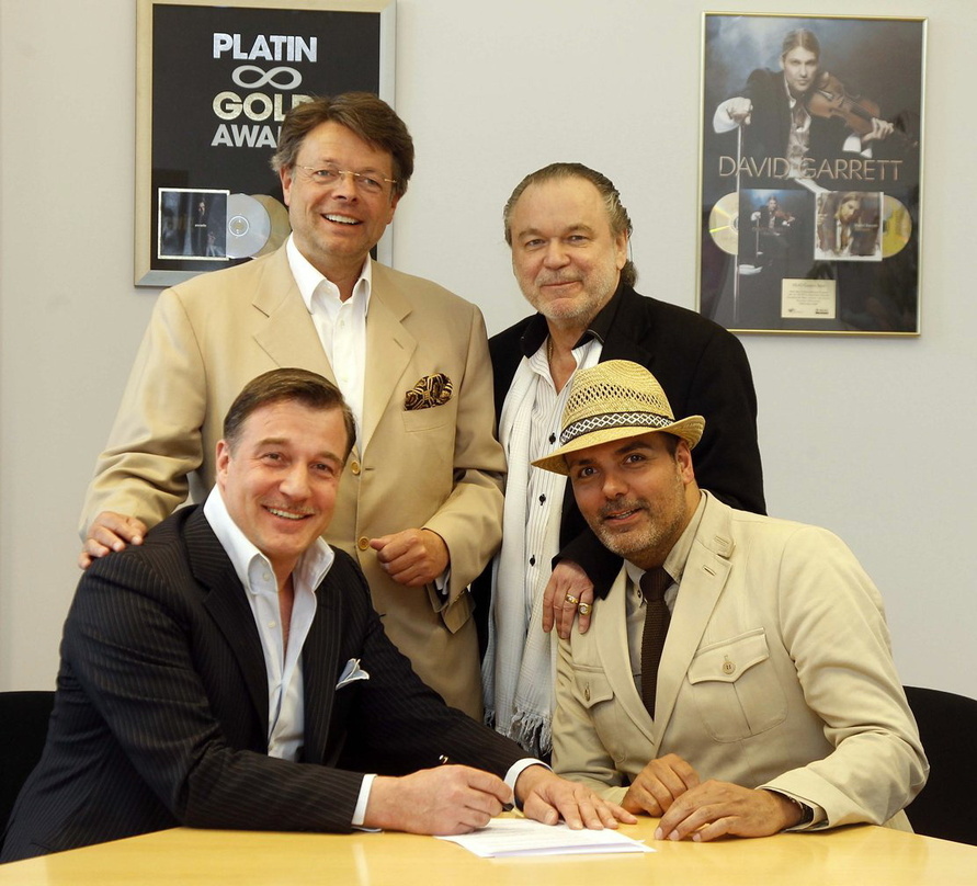 Bei der Vertragsunterzeichnung (hinten): Prof. Peter Schwenkow (l., CEO und Vorsitzender des Vorstands der DEAG) und Hermjo Klein (Geschäftsführer A.C.T. Artist Agency) sowie (vorn) Marc M...