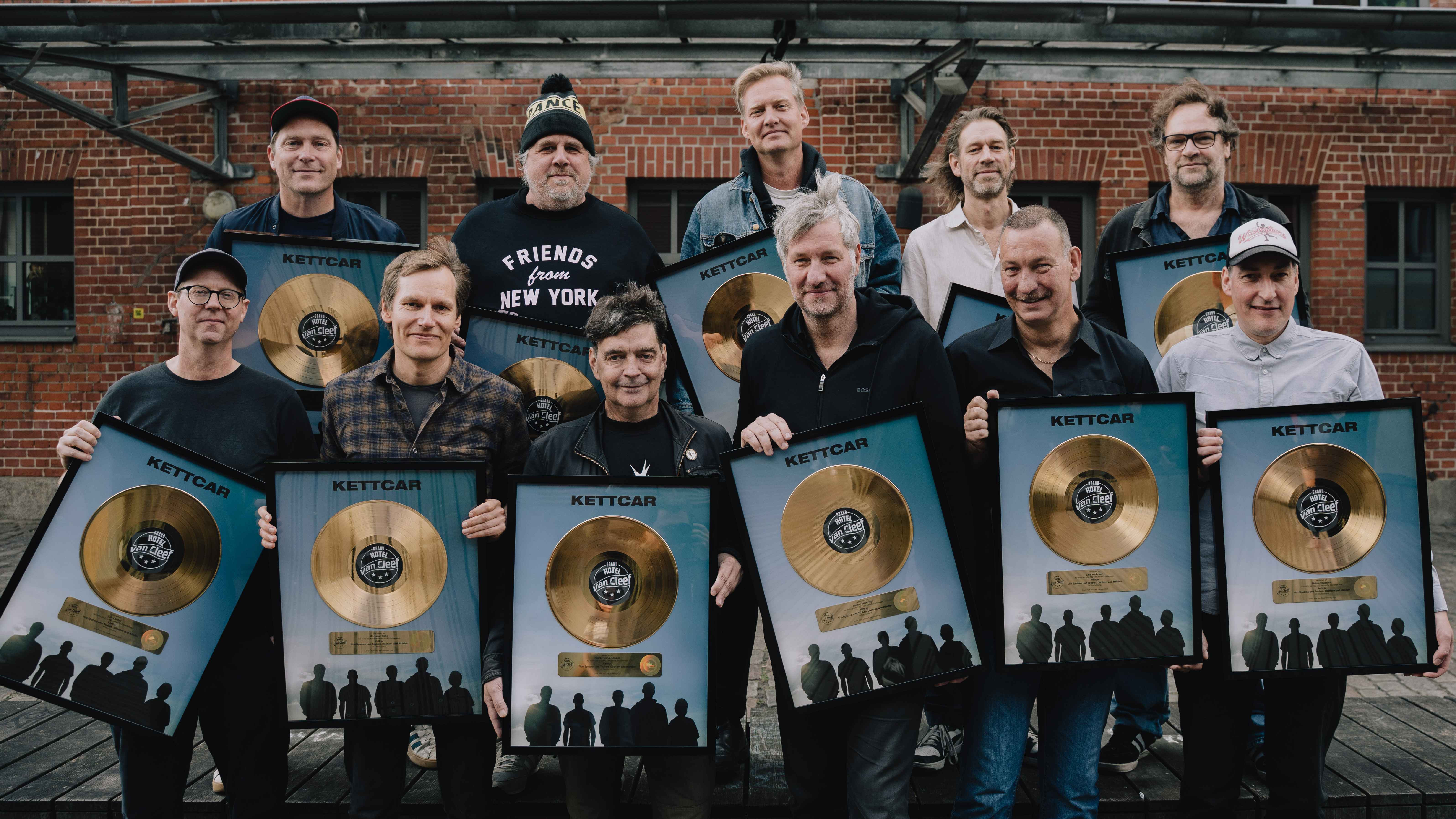 Mit dem Gold (oben, von links): Thees Uhlmann (Gründer GHvC), Rainer G. Ott (Liftboy Management, Head Of Label GHvC), Danny Simons (Liftboy Management, Booking GHvC), Swen Meyer (Produzent...