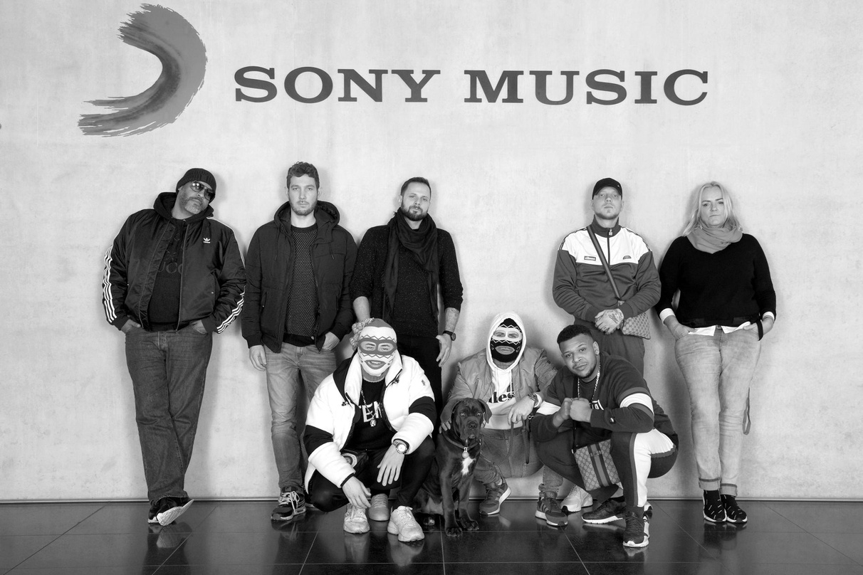 Zusammenarbeit perfekt: die BezBazaraGang und ihre Partner von Columbia Deutschland und Sony Music
