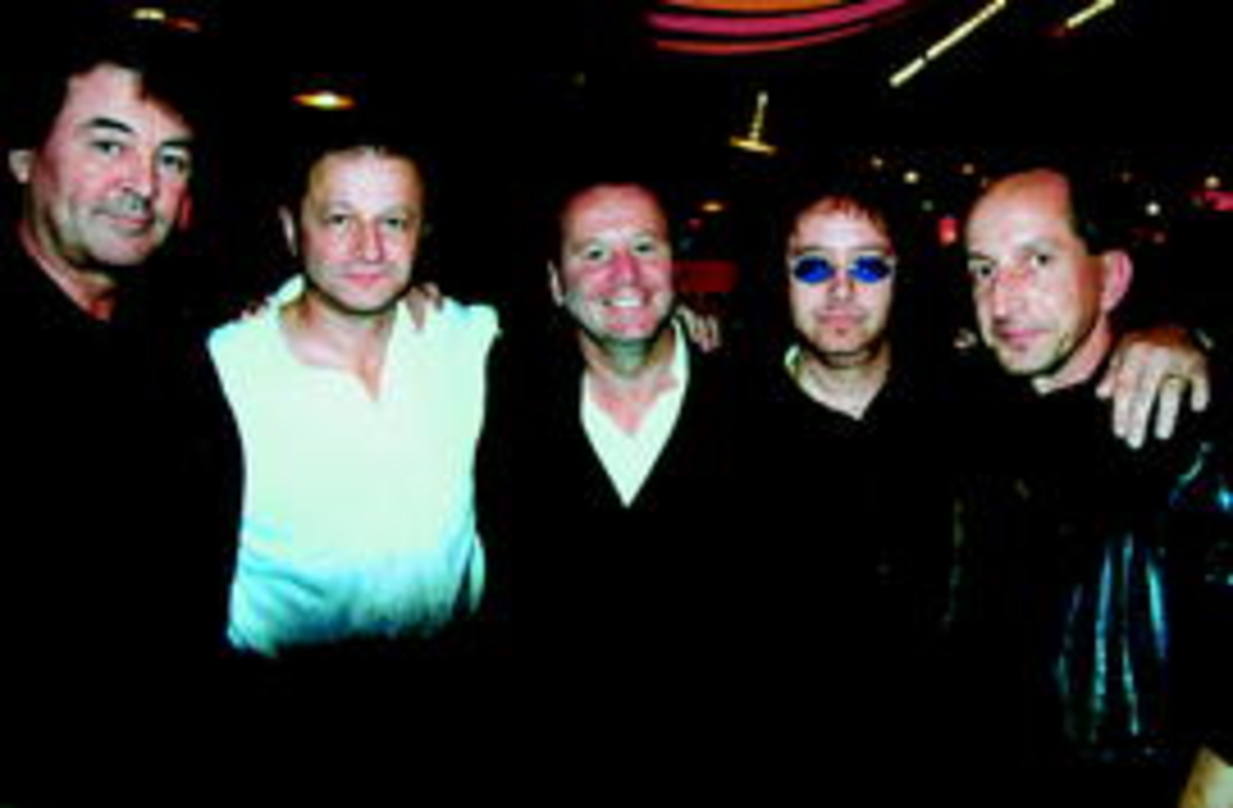Auch vor Ort im Einsatz: Thomas Hammerl (r.) mit (v.l.n.r.): Ian Gillan (Deep Purple), Veranstalter Klaus Bönisch, Jim Kerr (Simple Minds) und Ian Paice (Deep Purple)